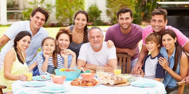 Familia reunida al aire libre